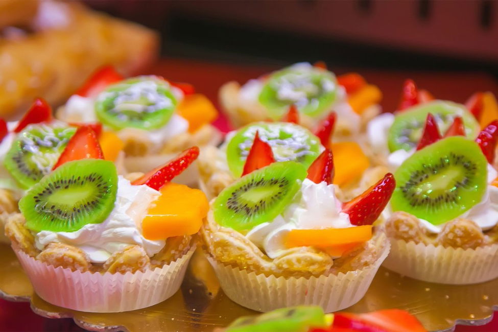 Cestini velocissimi di sfoglia con cuore di panna e frutta fresca