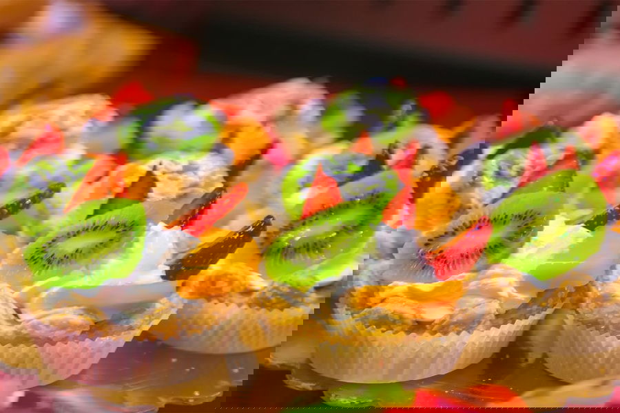 Cestini velocissimi di sfoglia con cuore di panna e frutta fresca