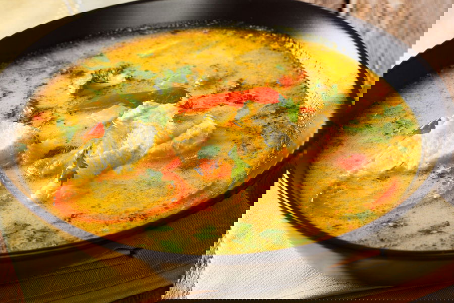 Moqueca brasiliana con latte di cocco e peperoni