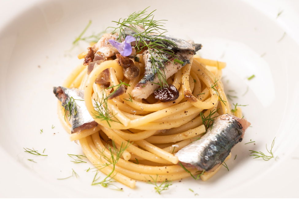 Spaghetti con acciughe, uvetta e finocchietto selvatico