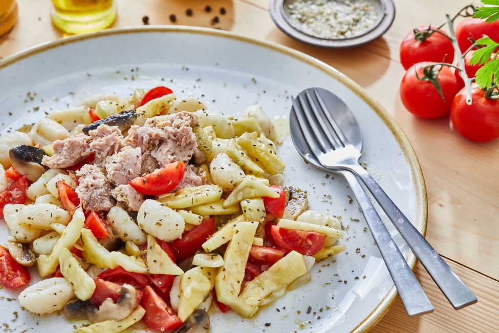 Gnocchi estivi con tonno, pomodorini, carciofi e funghi