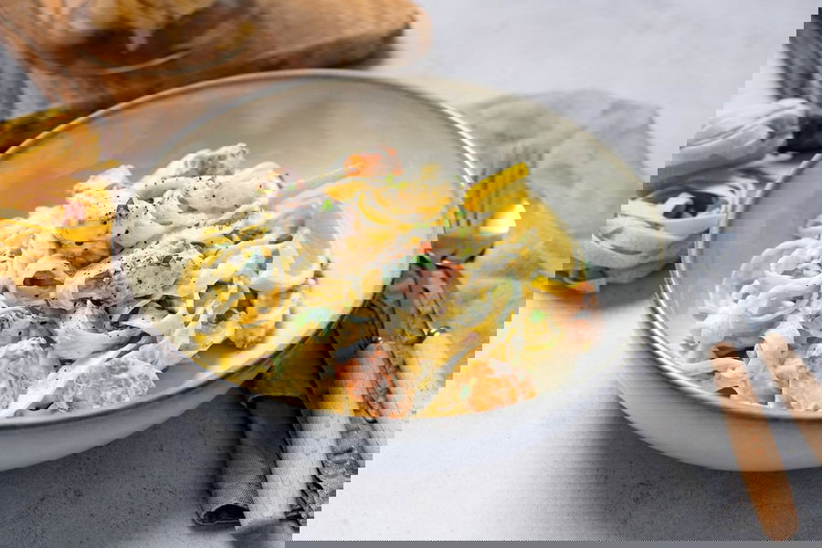 Fettuccine con panna, salmone e limone