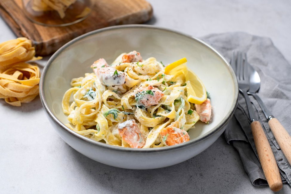 Fettuccine con panna, salmone e limone