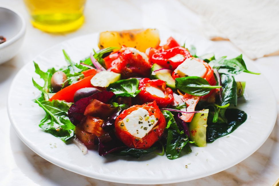 Insalata sfiziosa con peperoni arrosto ripieni di feta