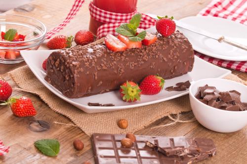 Rotolo con crema di nocciole e fragole fresche