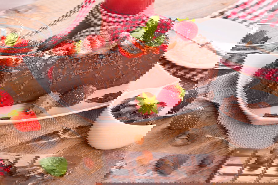 Rotolo con crema di nocciole e fragole fresche