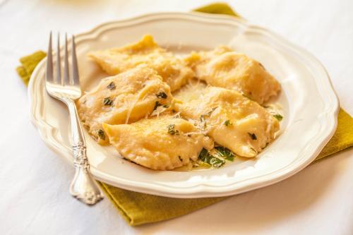 Ravioli di bufala e Parmigiano Reggiano con burro e salvia