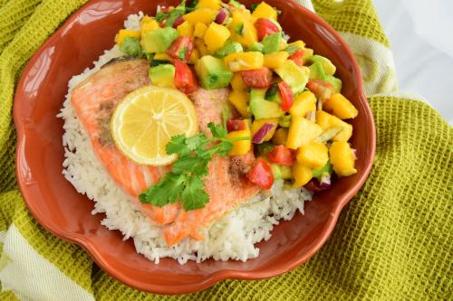 Salmone al forno con riso al cocco, avocado e mango