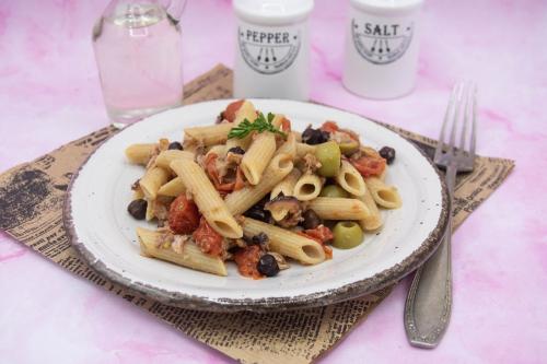 Pasta fredda con tonno e ceci neri