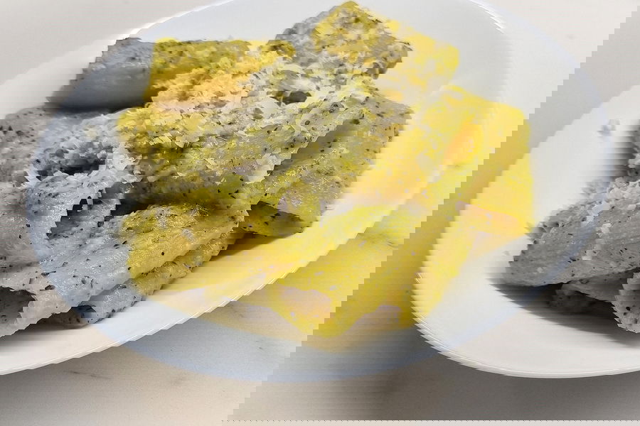 Paccheri con pesto di zucchine, basilico e mandorle