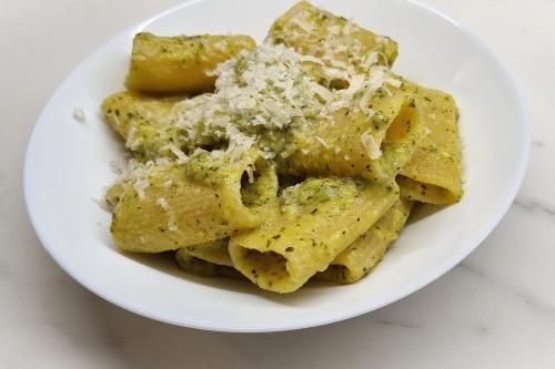 Paccheri con pesto di zucchine, basilico e mandorle