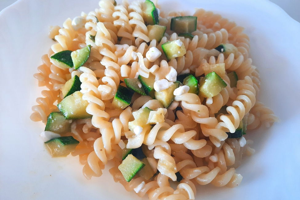 Pasta con zucchine e fiocchi di latte