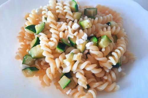 Pasta con zucchine e fiocchi di latte
