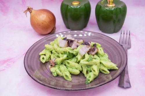 Pasta cremosa con piselli e rigatino