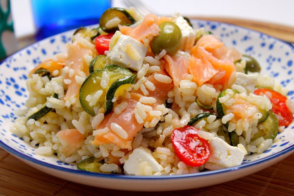 Riso freddo con salmone, zucchine, feta, olive verdi e pomodorini
