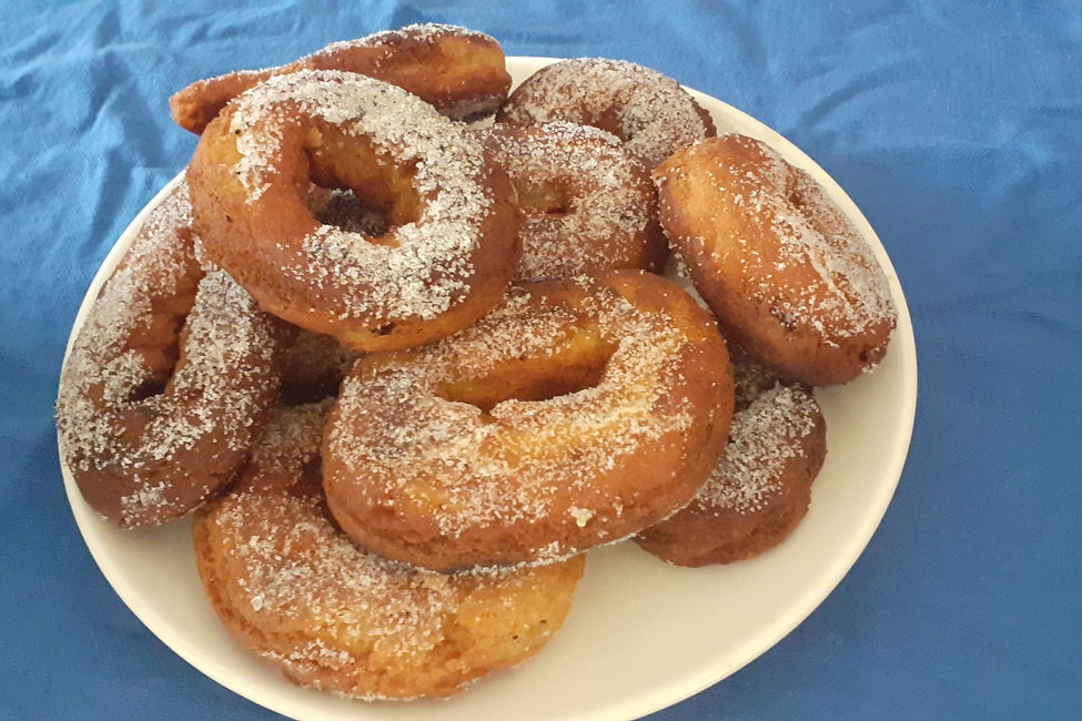 Ciambelle fritte con mele e lamponi