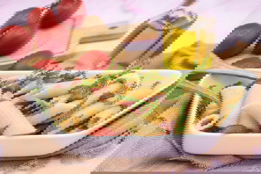 Pasta fredda estiva con prosciutto e pomodorini