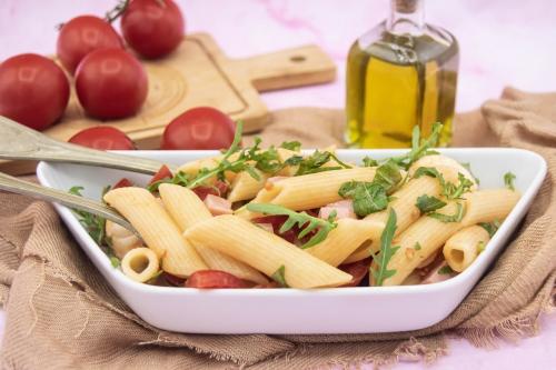 Pasta fredda estiva con prosciutto e pomodorini