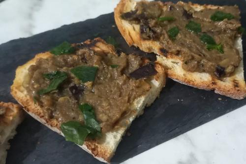 Bruschette con pesto di melanzane