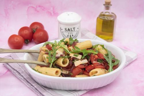 Insalata di pasta con bresaola rucola e scaglie di grana