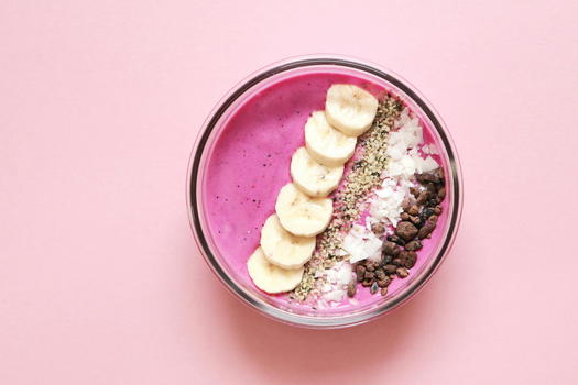 Smoothie bowl con bevanda di avena: la colazione fresca e colorata dell’estate