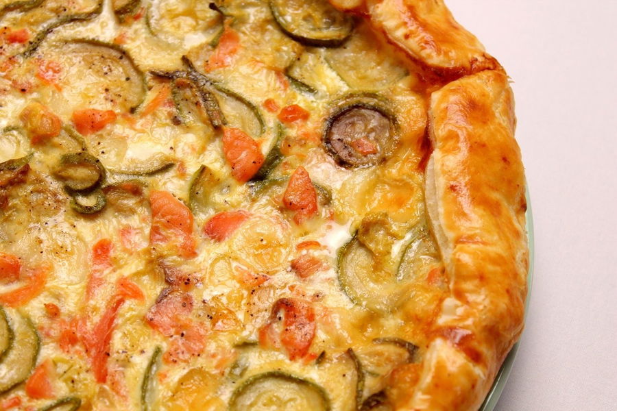 Torta salata con zucchine e salmone affumicato senza lattosio