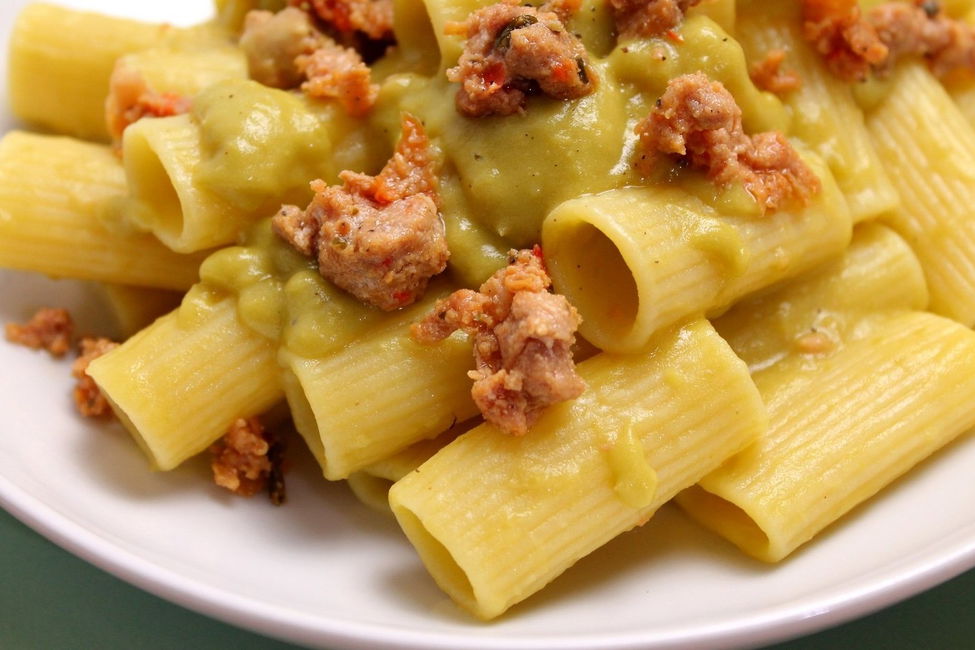 Rigatoni con crema di piselli, patate e salsiccia