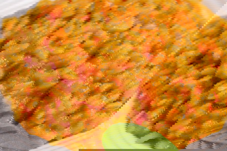 Risotto con pesto di peperoni e salmone affumicato