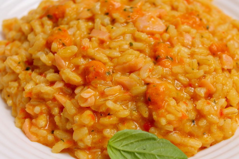 Risotto con pesto di peperoni e salmone affumicato