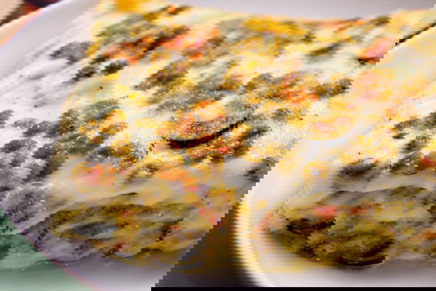 Lasagne con salsiccia, zucchine e piselli