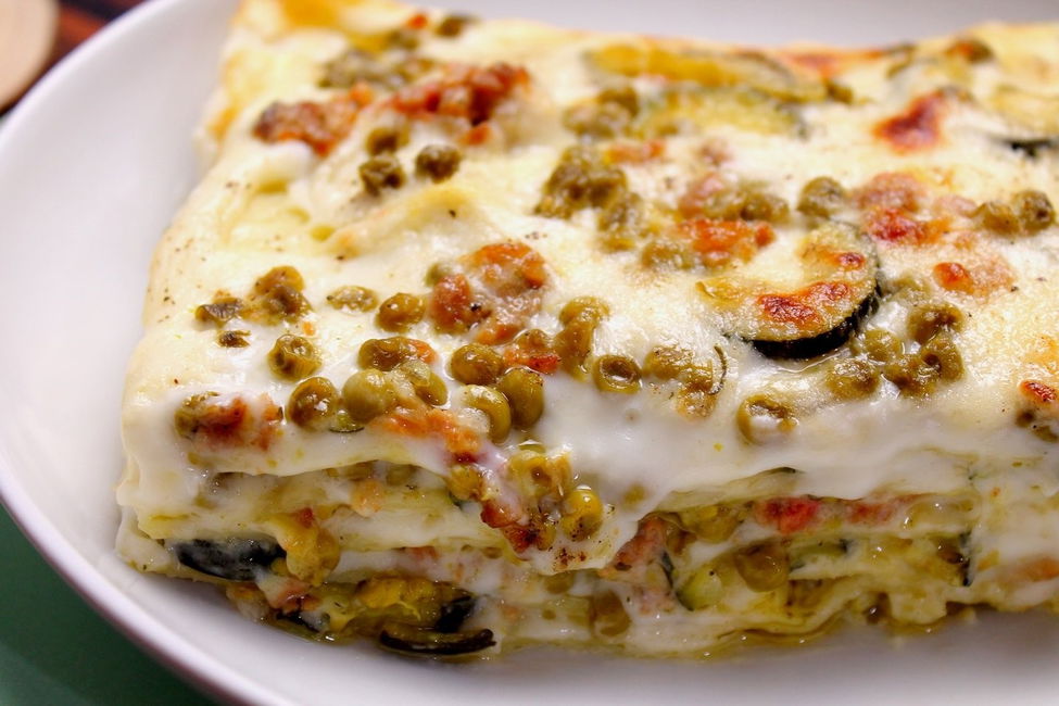 Lasagne con salsiccia, zucchine e piselli