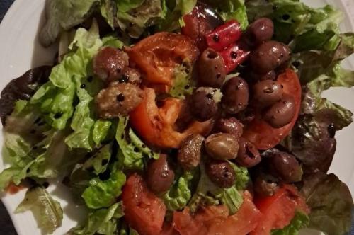 Insalata di pomodori con olive e peperoncino mediterranea
