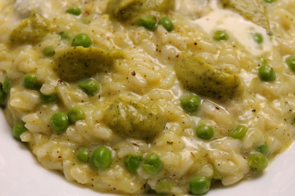 Risotto con crema di zucchine, piselli e gorgonzola