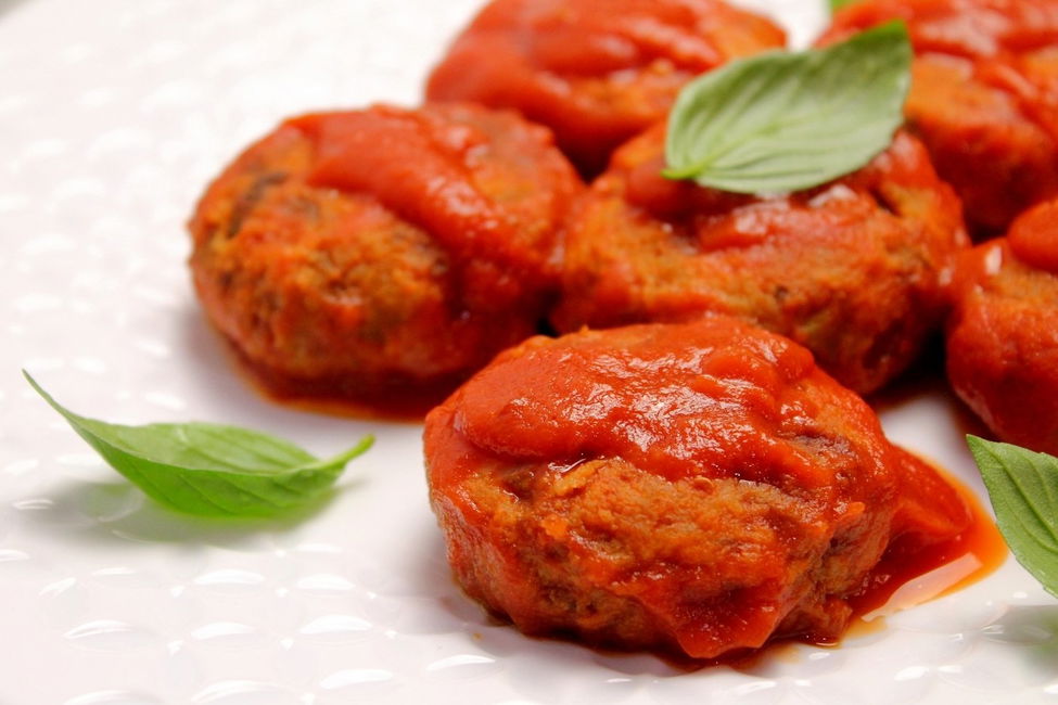 Polpette di melanzane e zucchine al sugo di pomodoro