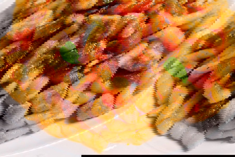 Busiate con tonno fresco, zucchine e melanzane