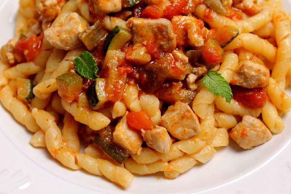 Busiate con tonno fresco, zucchine e melanzane