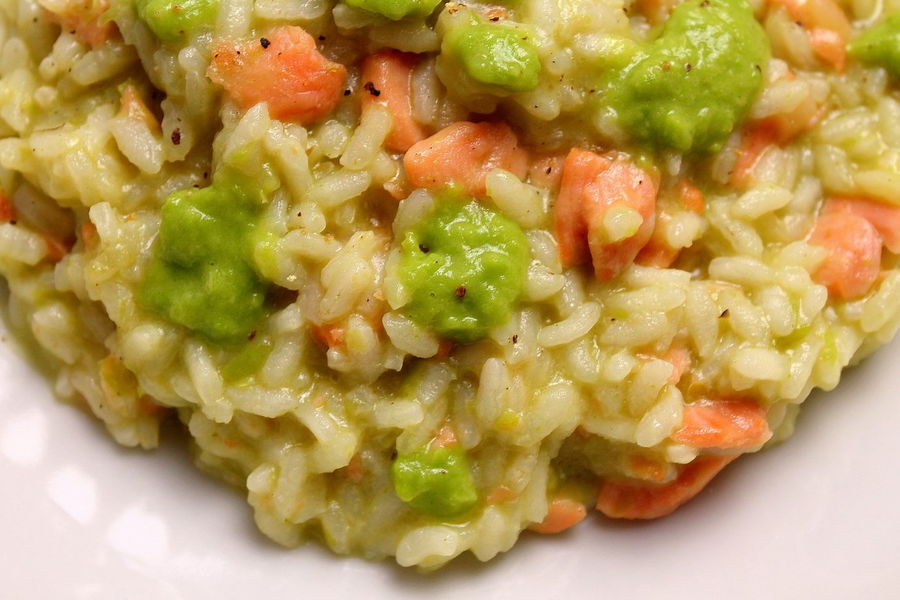 Risotto con crema di piselli e salmone affumicato