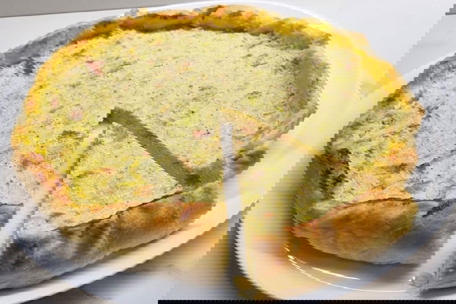 Torta salata con zucchine, panna e prosciutto