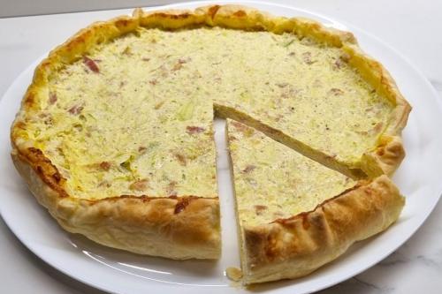 Torta salata con zucchine, panna e prosciutto