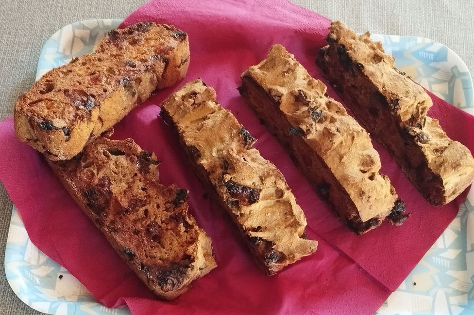 Pan di frutta secca e semi di papavero cotto in friggitrice ad aria