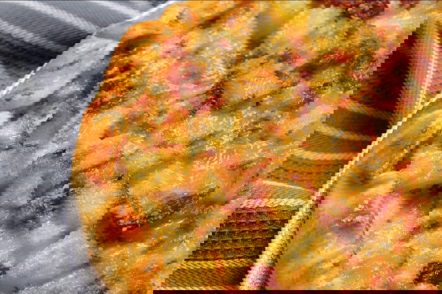 Torta salata con patate, coppa e gorgonzola