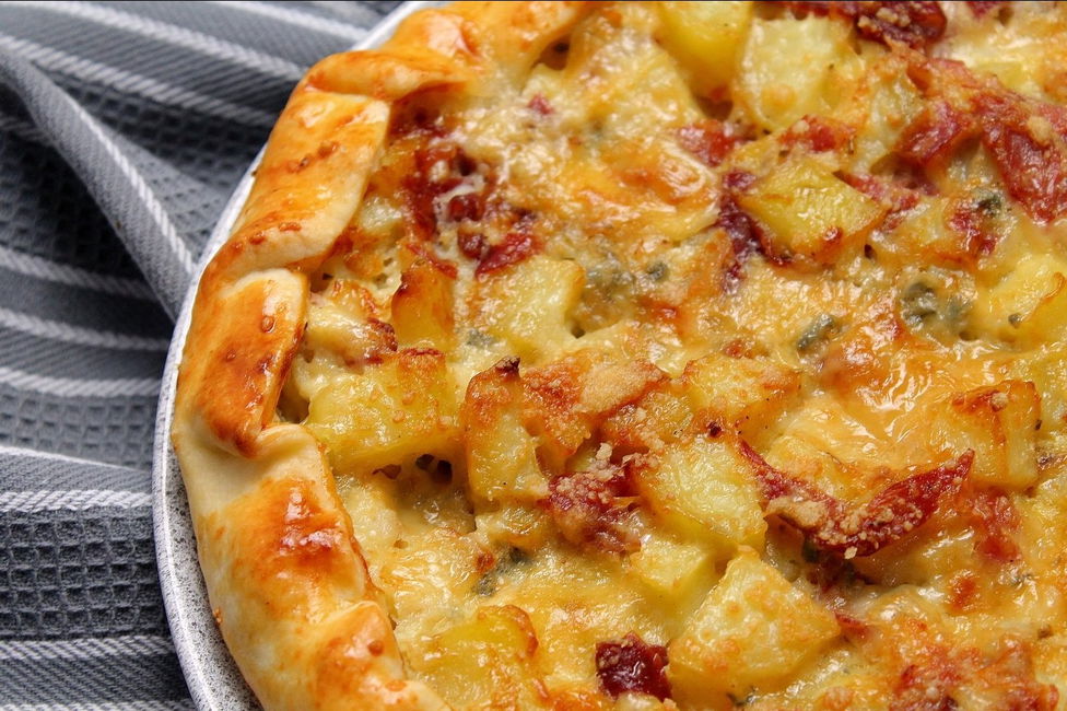 Torta salata con patate, coppa e gorgonzola