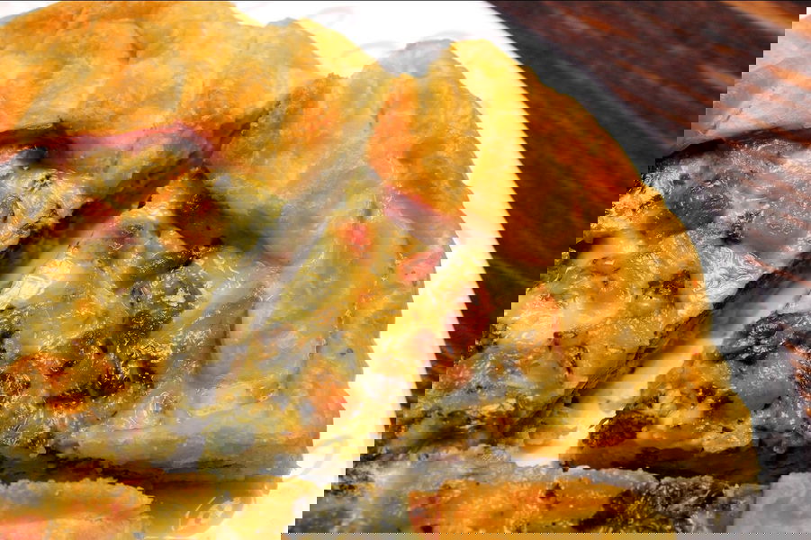 Torta salata con spinaci, patate, gorgonzola e pancetta