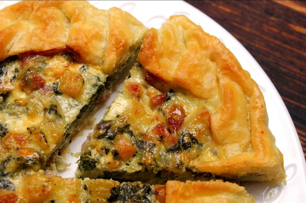 Torta salata con spinaci, patate, gorgonzola e pancetta