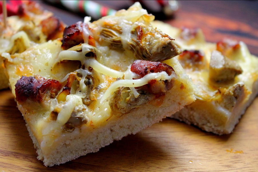 Focaccia senza lievitazione con salsiccia, carciofini e mozzarella