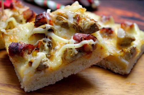 Focaccia senza lievitazione con salsiccia, carciofini e mozzarella