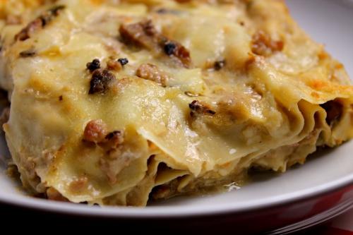 Lasagne con crema di melanzane, salsiccia e mozzarella