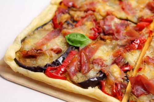 Pizza di sfoglia con verdure, speck e scamorza affumicata