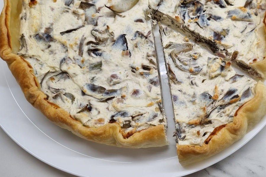 Torta salata con carciofi, ricotta e pancetta