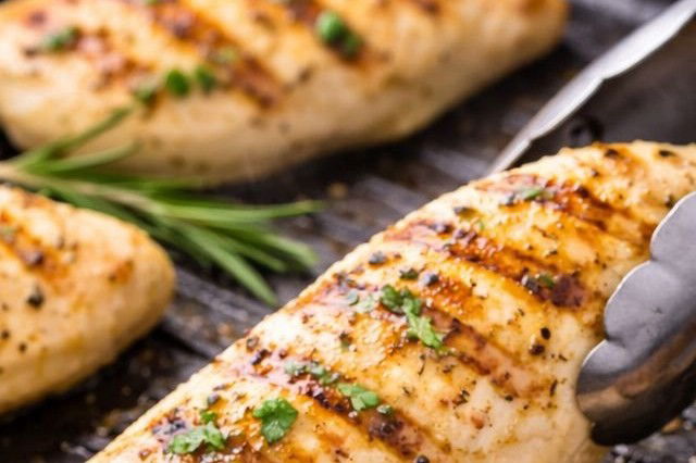 Petto di pollo al limone con zucchine grigliate